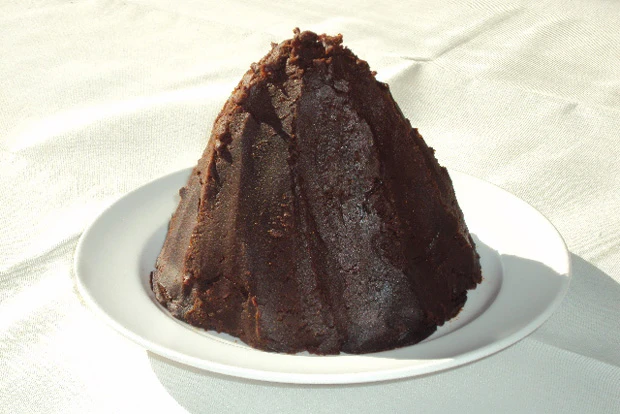 大豆と食塩を原材料として造られる八丁味噌。だが、その製法をめぐってバトルが発生しているのだ!