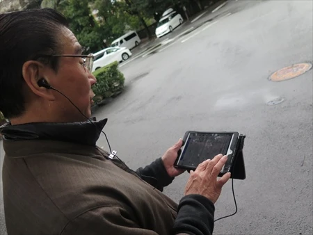 iPadを使い、『陣屋コネクト』上で顧客情報をチェックする白野さん