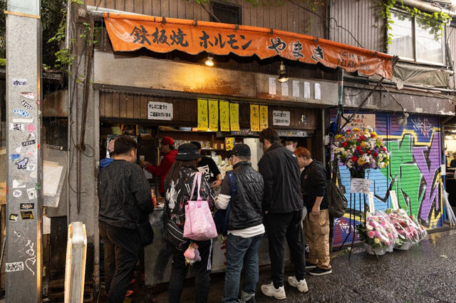 大阪・西成の伝説のホルモン屋「やまき」。休業中の店を復活させたふたりのボクサーの心意気と運命の物語【前編】