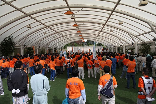 清掃ボランティア活動『みんなでやっぺ!!きれいな6国』の開会式の様子。会場の周囲には法令基準で“一般人が立ち入れない”高線量な場所も