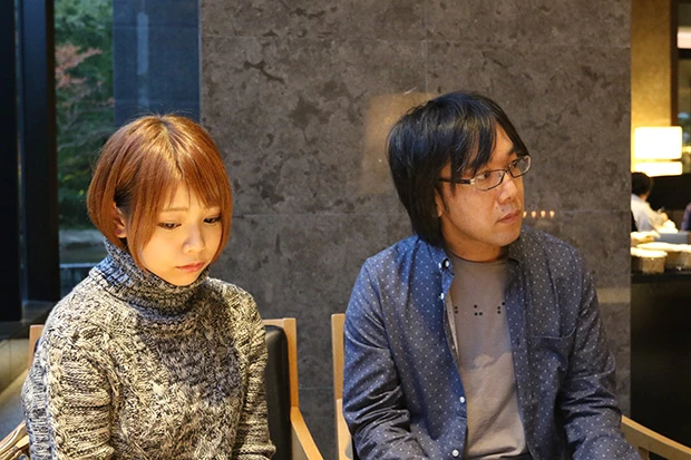 『ブッシュドノエル』の仕掛け人で長年“欠損女性”を撮影し続けてきた映像作家・sgutsさん(右)