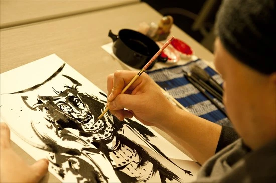 インタビュー中に武人を描いてみせた、こうじょう氏。完成までの制作時間は8分程度