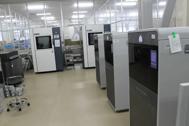 石川県にあるDMM.comの3Dプリンター施設。製造と配送を一貫して行なえる施設になっている