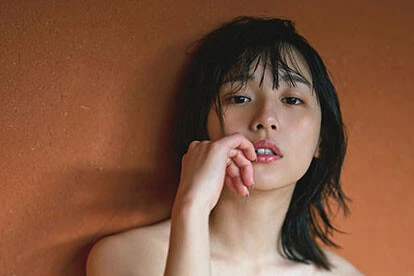 浅川梨奈デビュー１０周年記念写真集『ＧＲ∞ＷＴＨ』６月２９日（水）発売！