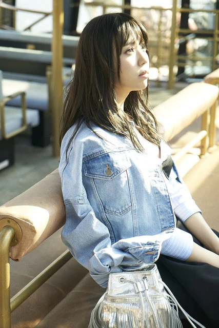 欅坂４６ファースト写真集『２１人の未完成』。小林由依のメイキング動画＆アザーカット公開！