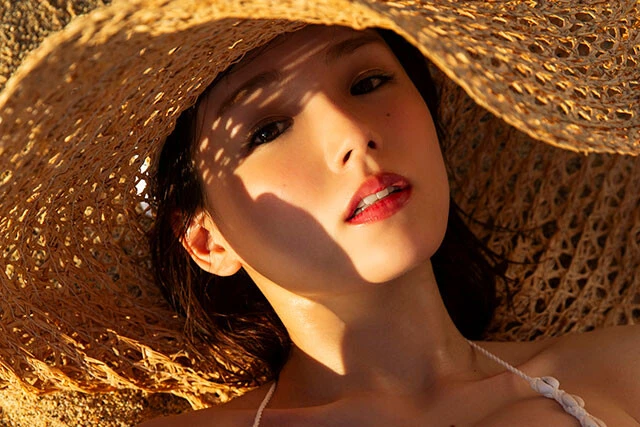 篠崎愛の特大A3判カレンダーブック（2024年版）が11月2日（木）に発売決定！　今回のテーマは「バラエティHコスプレ」