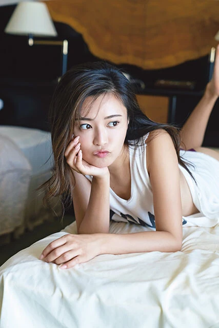 小島瑠璃子ラスト写真集『瑠璃』バックカバー