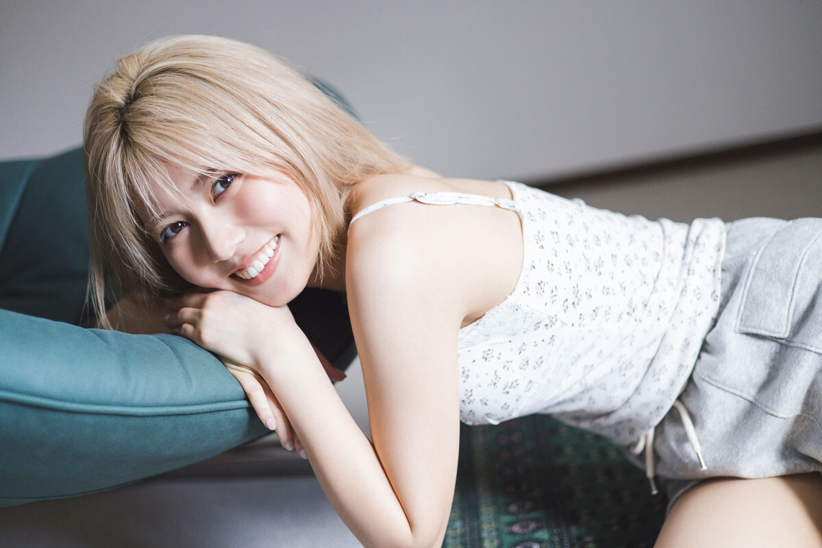 鈴木萌花デジタル写真集『SHE IS HERE』