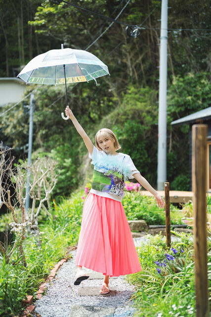 鈴木萌花デジタル写真集『SHE IS HERE』