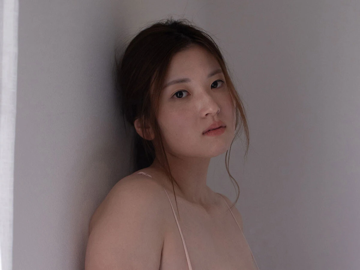 バスト103cm・Iカップの"謎の美女"が 「白木聖菜」として再始動！　デジタル写真集『はじまり』をリリース！