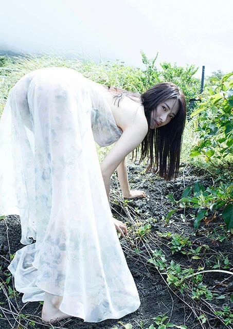 染谷有香デジタル写真集『赤いアルバム　激情の島』