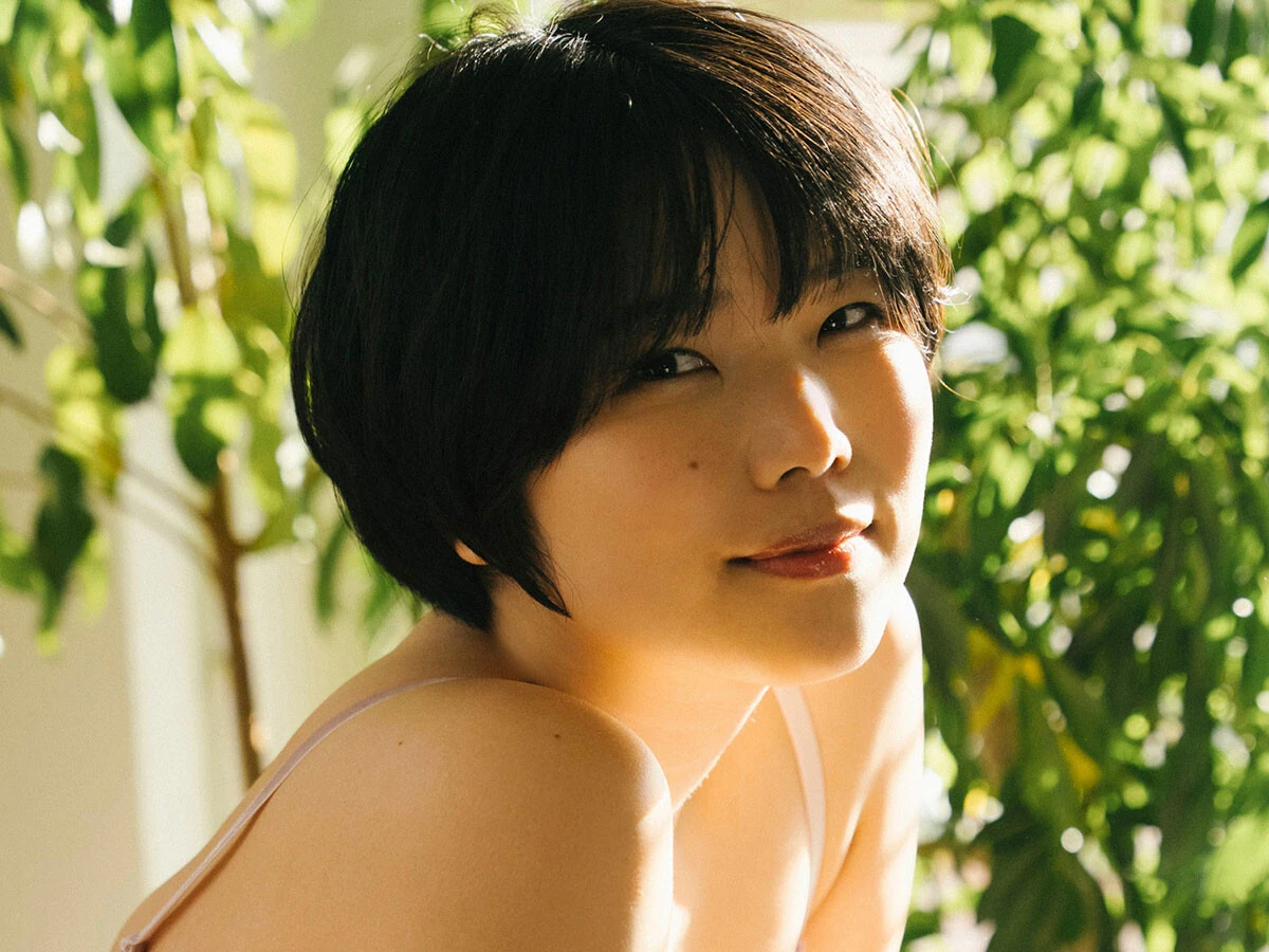 大人向け配信で人気を博す、すみれchのオフに密着したデジタル写真集『すみれおふらいん』が 3月23日発売！