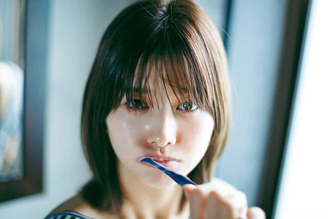 海岸での幻想的なカットやホテルでのナチュラルカットなど、沖縄での撮り下ろし