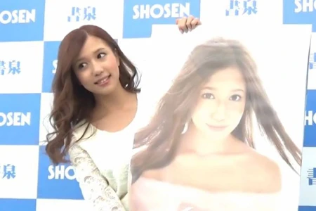 「おっぱい広告」の丸高愛実、次は“ペロペロキャンディー”ブラに自信！