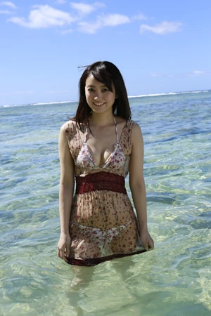 “アイドルすぎる３３歳”元・日本テレビアナウンサー、脊山麻理子がセクシー水着グラビアに初挑戦！