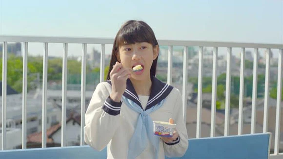 明治「エッセルスーパーカップ エッセルスマイル篇」おいしいスーパーカップを食べてスマイルの澪花ちゃん。食べた後の幸せそうな顔がまぶしいです!