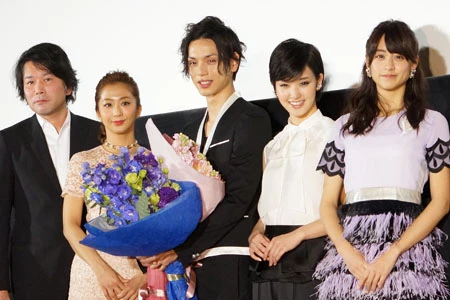 映画『黒執事』初日舞台挨拶で山本美月、水嶋ヒロが号泣。思わず剛力彩芽ももらい泣き