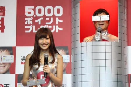  インパクトのあるサングラスが特徴の楽天カードマン（右）と“後任”の座を射止めた佐野ひなこ（左）