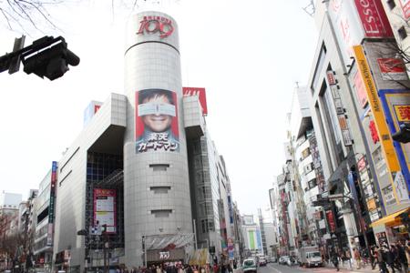  現在、渋谷１０９のアドボードを「楽天カードマン」がジャック中