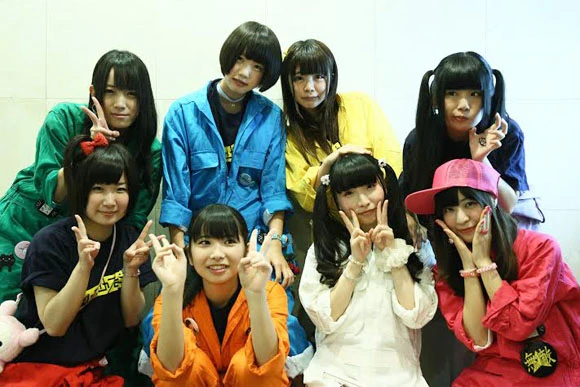 新メンバー加入で8人組となったゆるめるモ!。デビュー1年弱でCD2枚を発売し、コアな音楽好きにも支持されている