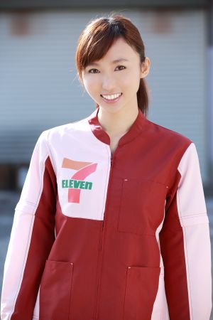 吉木りさがセブン-イレブンでお・も・て・な・し！？「コンビニのレジに立つのは高校生のとき以来です！」