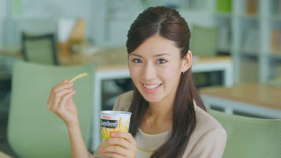 カルビー「Jagabee オフィス」篇。女性社員が、休憩中にJagabeeを食べようとしたところ、憧れの男性から休みの日に何をしているか聞かれ……
