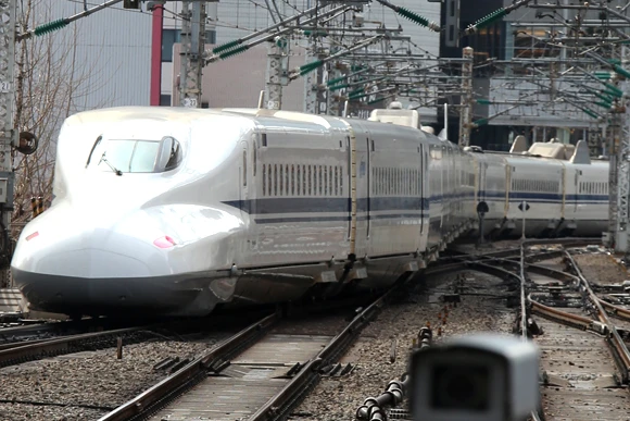 ヘビみたいでカワイイと玲奈ちゃんが絶賛する新幹線のニョロニョロっぷり! 東海道新幹線・東京駅ホームの品川寄りでひっきりなしに見られるぞ