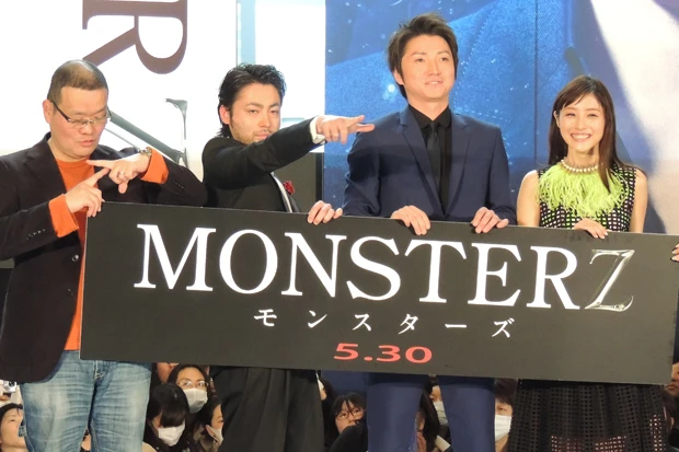 左から、中田秀夫監督、山田孝之、藤原竜也、石原さとみ