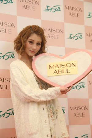 “モテ神”ダレノガレ明美がプロデュースした「モテ部屋」公開中！