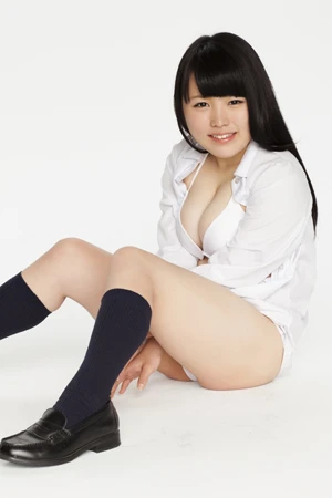 ロリボインで人気急上昇中の岡田陽菜ちゃん、１５歳。グラビア界の超新星はクラス委員長でした！