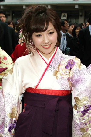 風物詩？　有名大学の卒業式にカメラマンが殺到する理由