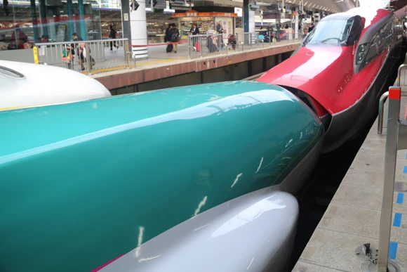 盛岡まで連結して走る、新青森行きのE5系「はやぶさ」(手前)と秋田行きのE6系「スーパーこまち」