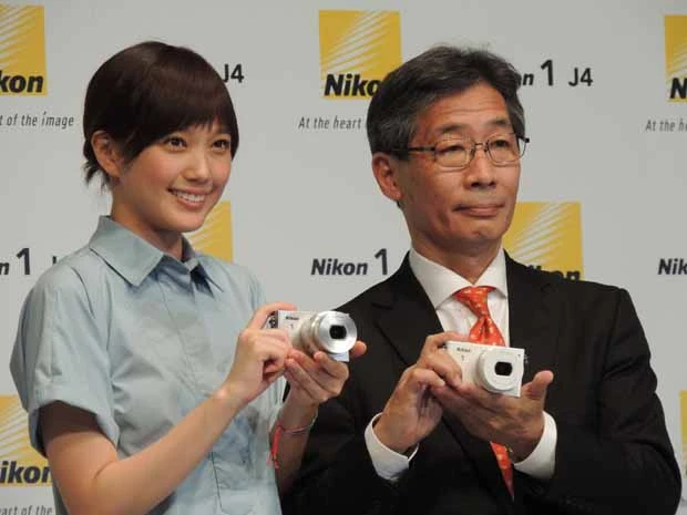 「Nikon 1 J4」を手にする本田と同社社長の五代厚司(ごだいあつし)氏
