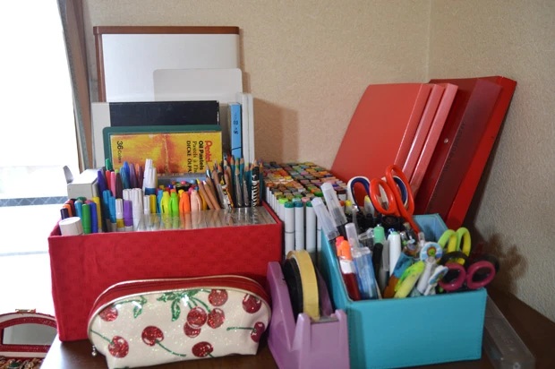 同じ種類の物は同じ場所に……。画材の倉庫！