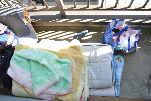 これは捨てようと思っている布団（ゴミ）。とりあえずベランダに