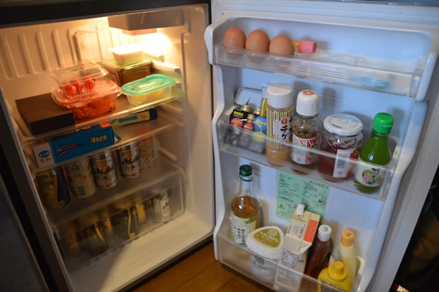 キムチのにおいが……、恥ずかしい。冷蔵庫の大半はビールの缶が占める（笑）