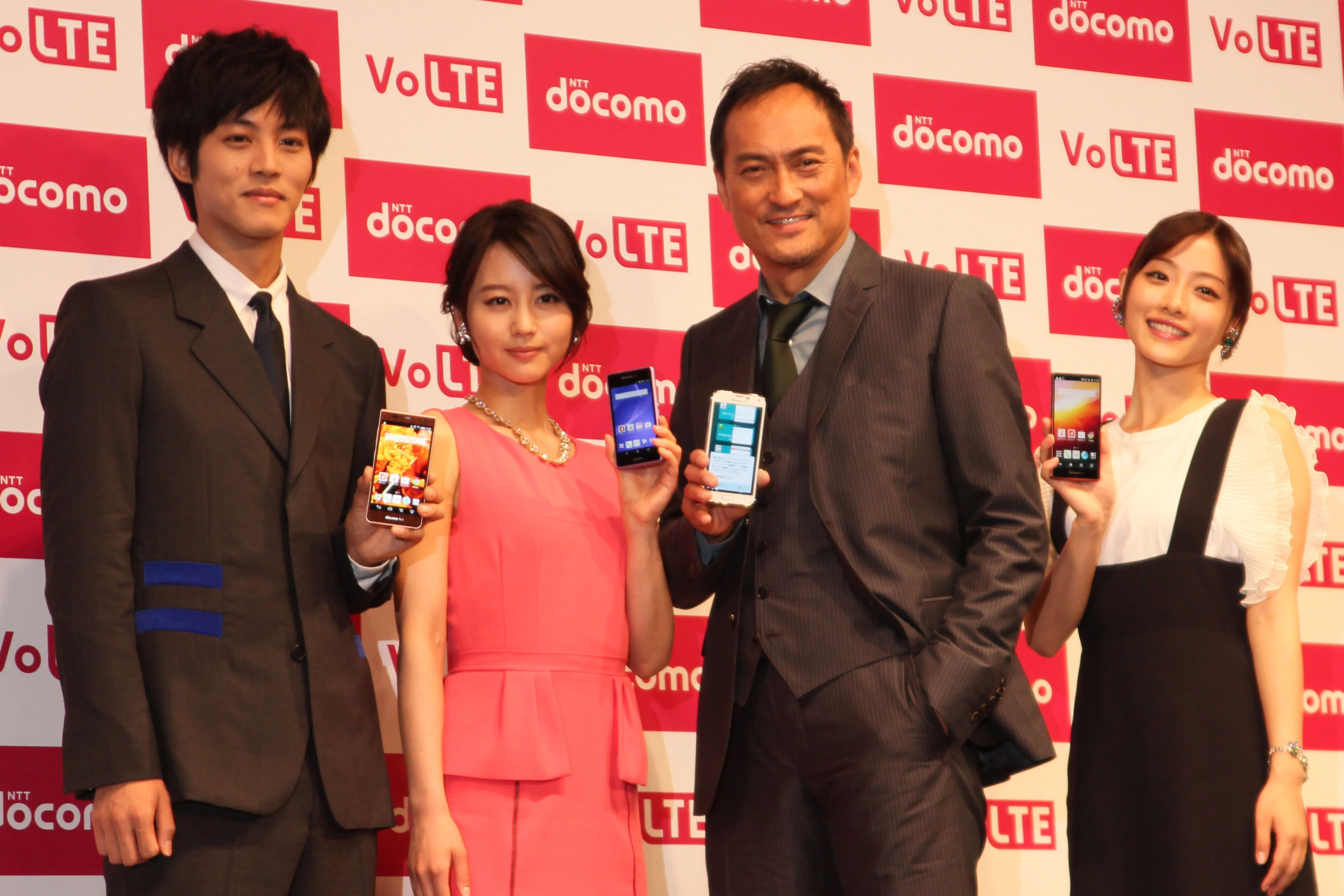 ドコモ夏モデル発表会に石原さとみ、堀北真希が登場！　渡辺謙のツッコミに美女２人の反応は？