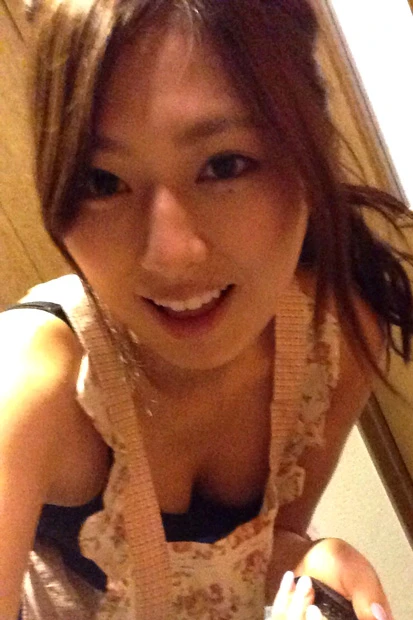 自画撮り写真。「お気に入りのエプロンで料理するよー！　何作ろうかな？」