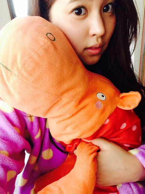 自画撮り写真。「抱き枕の“かばぞう”がいないと眠れない」