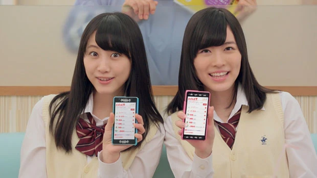 CMには制服風の衣装で臨んだ二人