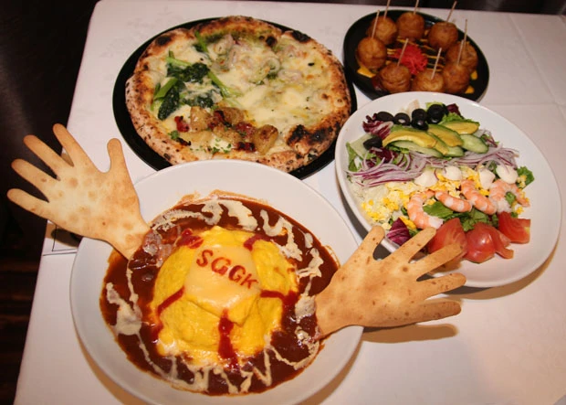 「Ｓ・Ｇ・Ｇ・Ｋピッツァ」（左上）、「ヘルマン・カルツのロシアン揚げたこ焼き」（右上）、「Ｓ・Ｇ・Ｇ・Ｋオムライス」（左）、「１１品目のパーフェクト・コブサラダ」（右）