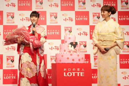 ロッテ「小梅」アンバサダーの広瀬すずが大胆告白！「仲のいい友だちとの三角関係がしてみたい！」