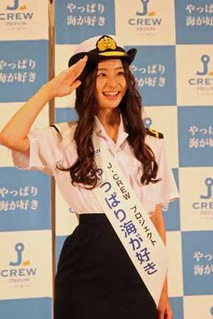 「Ｊ－ＣＲＥＷプロジェクト」２代目応援大使就任式に登場した足立梨花、船乗りの二の腕にニヤリ