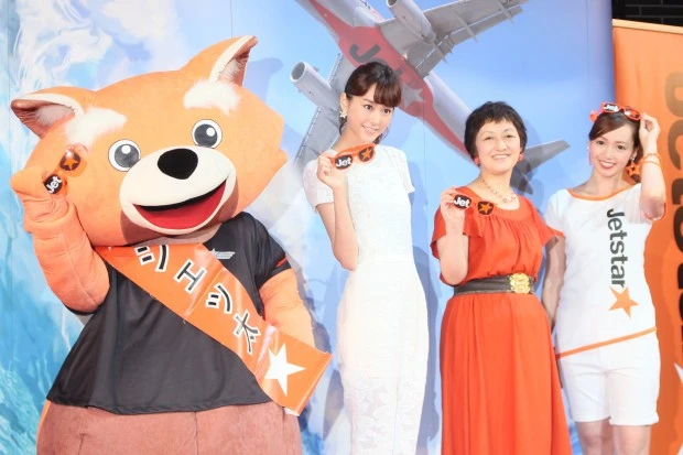 公式キャラクターのジェッ太や同社社長の鈴木みゆき氏らとともに、海の家で配られるオリジナルのサングラスを手にPR