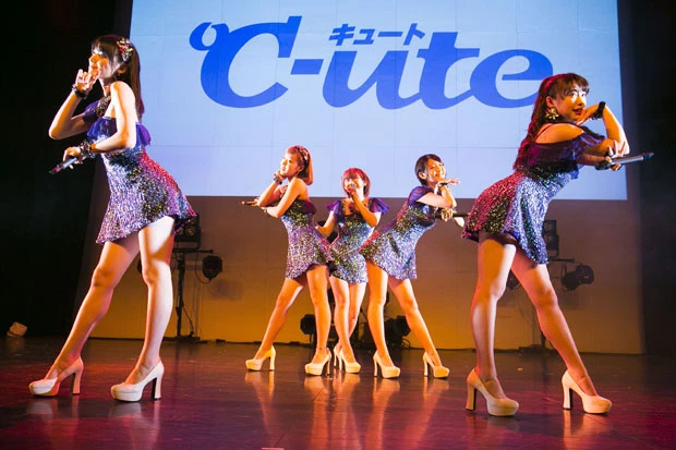 登場した途端、観客は前方に押し寄せ大騒ぎ