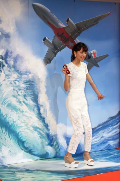 最初は飛行機の翼を広げるように腕を伸ばすだけだったが、周囲のアドバイスでなんとか波乗り風ポーズに?