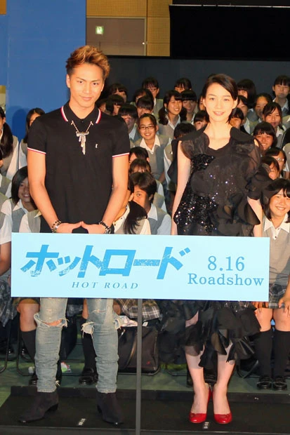 女子高生300人と一緒に撮影。撮影中も「かわい~」「顔ちっちゃい!」と歓声は止まず