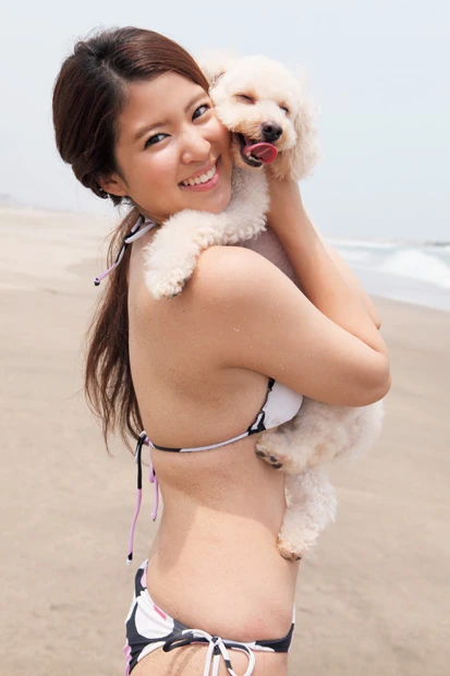  西崎莉麻ちゃんとムーちゃん（犬［トイプードル］１０歳／オス）