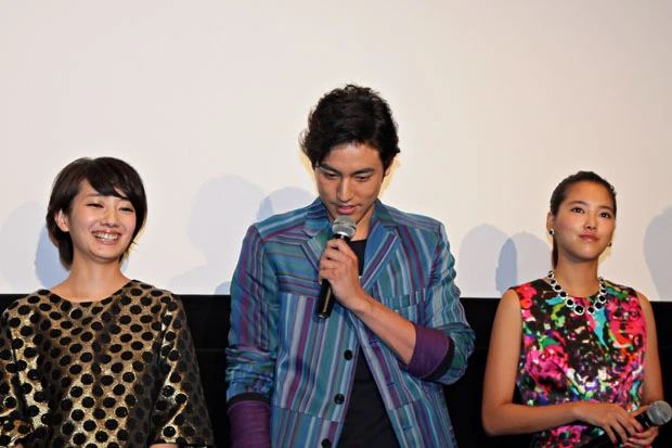 ガクッと肩を落とす小柳に会場からは笑いも起きるが、波瑠と竹富(右)は微妙な表情?