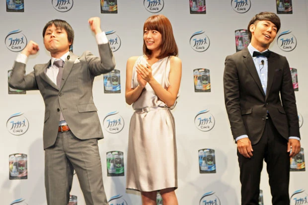 予想外の結末にガッツポーズする井上と落胆の表情を浮かべる綾部